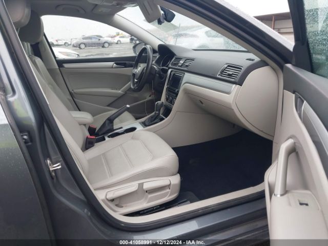 1VWLA7A34KC010668 Volkswagen Passat 2.0t Wolfsburg Edition