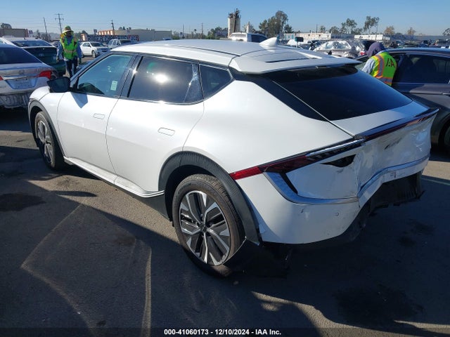KIA EV6 LIGHT 2023 KNDC34LB8P5608693 Image 3
