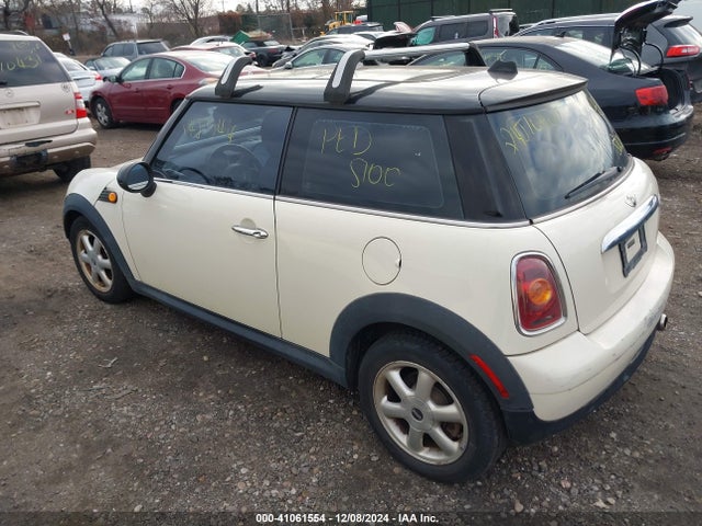 2010 MINI COOPER WMWMF3C56ATU79966 Photo 2