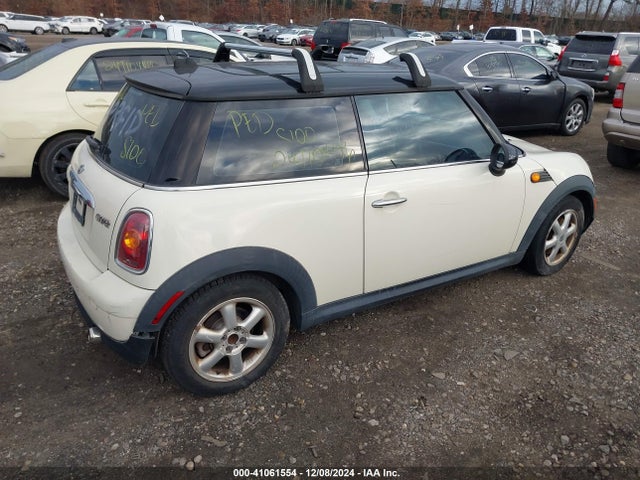2010 MINI COOPER WMWMF3C56ATU79966 Photo 3