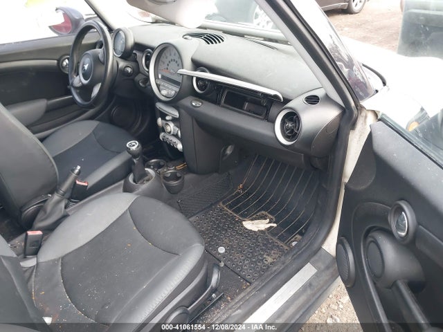 2010 MINI COOPER WMWMF3C56ATU79966 Photo 4