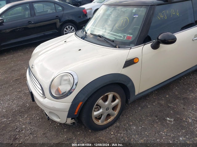 2010 MINI COOPER WMWMF3C56ATU79966 Photo 5