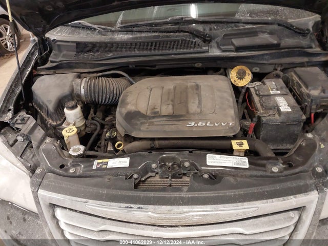 2C4RC1CG7GR207997 Chrysler Town & Country Touring-l Anniversary Edition
