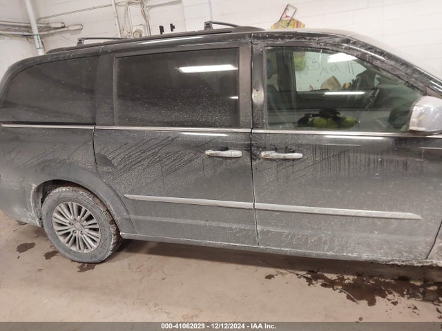 2C4RC1CG7GR207997 Chrysler Town & Country Touring-l Anniversary Edition