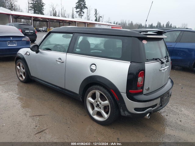 2009 MINI COOPER S CLUBMAN WMWMM33549TP91138 Photo 2