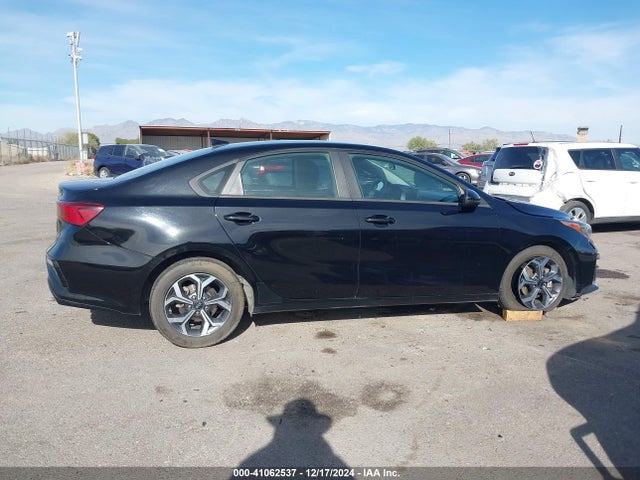 3KPF24AD1ME335813 KIA Forte Lxs