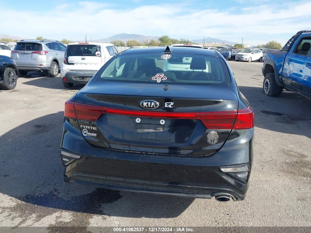 3KPF24AD1ME335813 KIA Forte Lxs