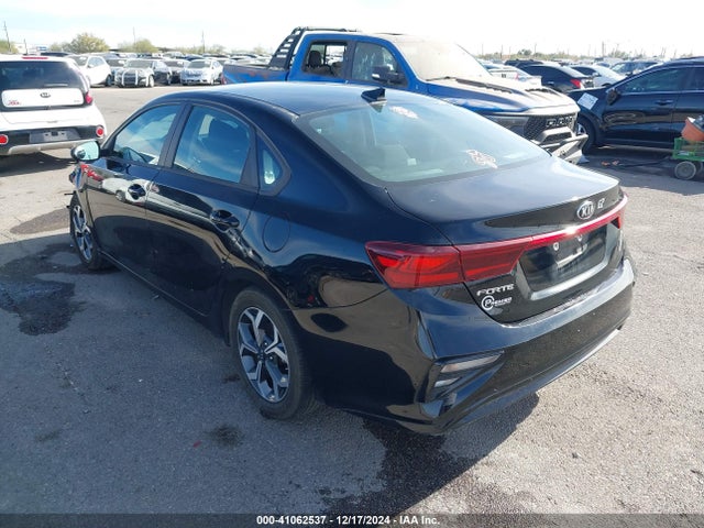 3KPF24AD1ME335813 KIA Forte Lxs