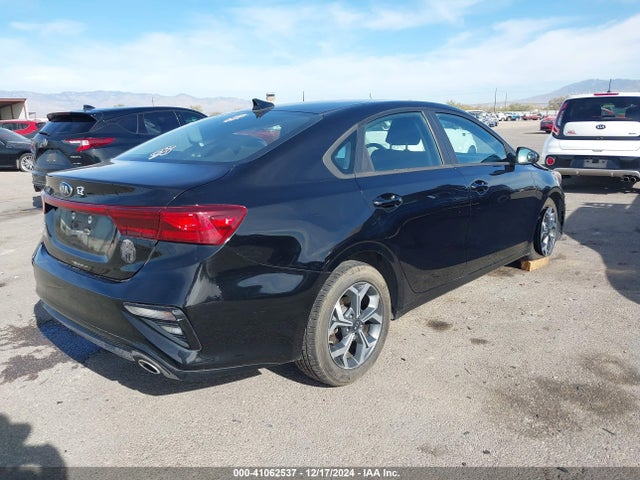3KPF24AD1ME335813 KIA Forte Lxs