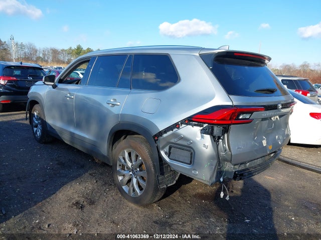 Toyota Grand Highlander Limited 2024 5TDAAAB51RS009655 Image 3