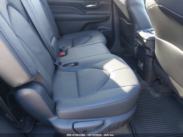 Toyota Grand Highlander Limited 2024 5TDAAAB51RS009655 Image 8