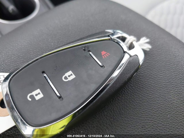 2GNAXHEV5J6331093 Chevrolet EQUINOX LS