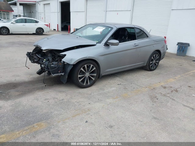 Chrysler 200 S 2014 1C3BCBGGXEN136021 Image 2