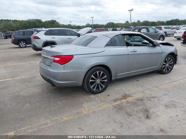 Chrysler 200 S 2014 1C3BCBGGXEN136021 Image 4