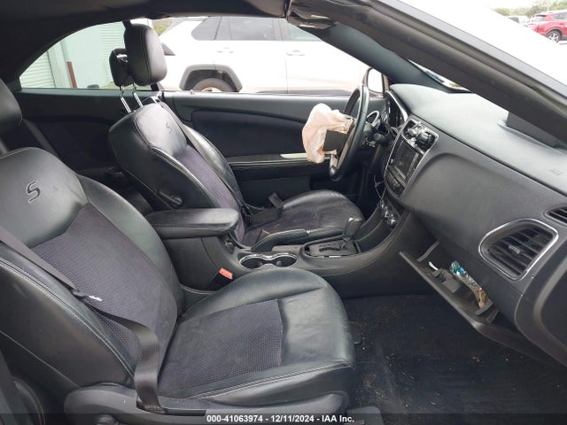 Chrysler 200 S 2014 1C3BCBGGXEN136021 Image 5
