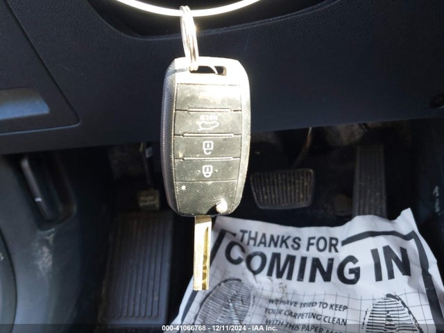 5XYPG4A57GG129837 KIA Sorento 3.3l Lx
