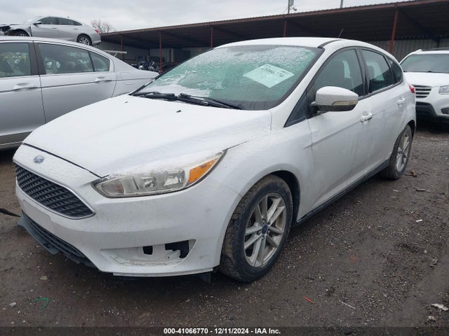 Ford FOCUS SE 2015 1FADP3K25FL223631 Image 2