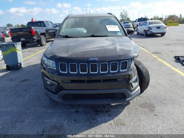 3C4NJDBB9KT596823 Jeep Compass Latitude 4x4