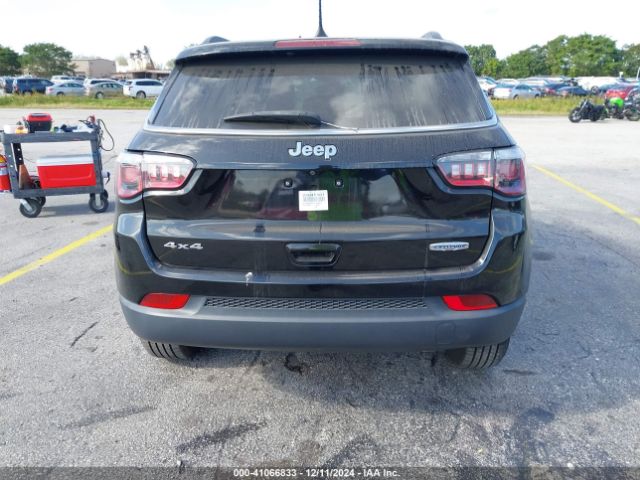3C4NJDBB9KT596823 Jeep Compass Latitude 4x4