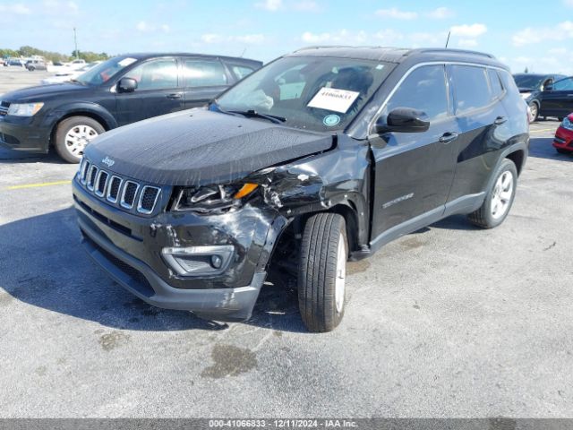 3C4NJDBB9KT596823 Jeep Compass Latitude 4x4