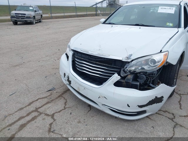 1C3CCBAB1EN207639 Chrysler 200 LX