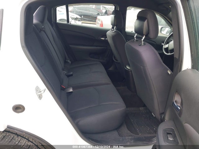 1C3CCBAB1EN207639 Chrysler 200 LX