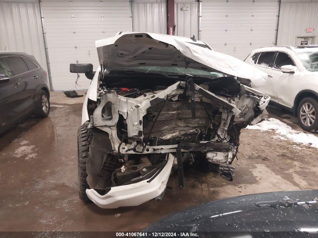 3GTUUCET3NG560172 GMC Sierra 1500 4wd  Short Box Elevation With 3sb