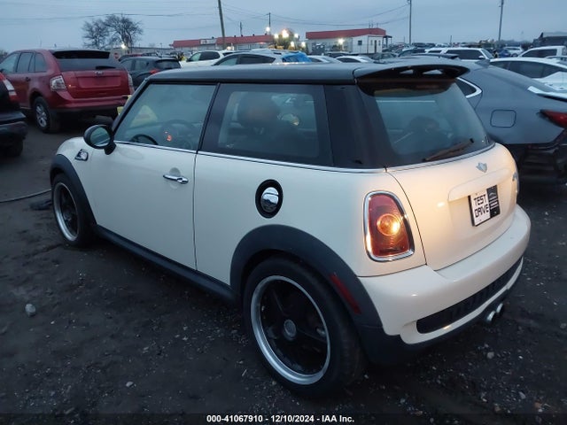 2007 MINI COOPER S WMWMF73557TL92074 Photo 2