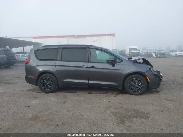 Chrysler Pacifica Hybrid Limited 2022 2C4RC1S79NR189937 Image 13