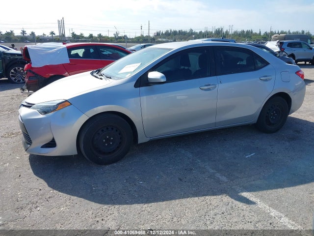 Toyota COROLLA LE 2018 5YFBURHE2JP825532 Image 2