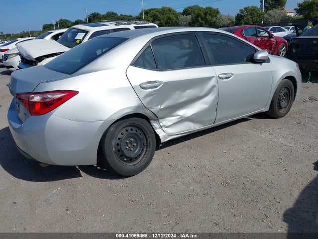 Toyota COROLLA LE 2018 5YFBURHE2JP825532 Image 4