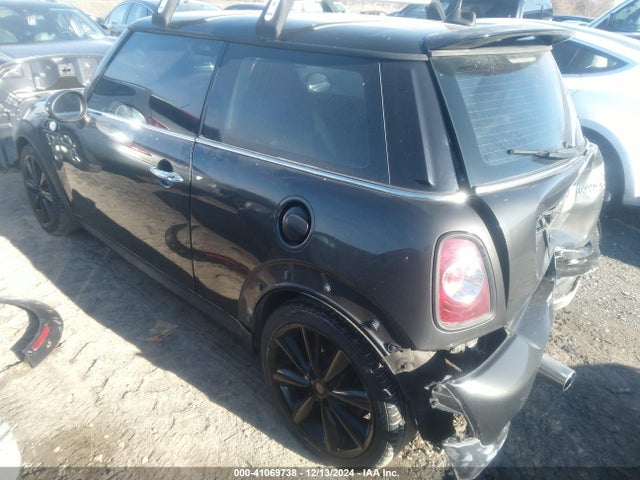 2011 MINI COOPER S WMWSV3C56BTY23596 Photo 2