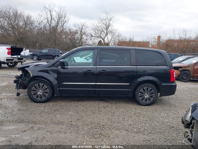 2C4RC1HGXER178145 Chrysler Town & Country S