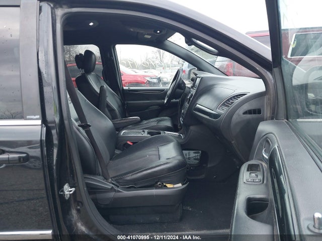 2C4RC1HGXER178145 Chrysler Town & Country S