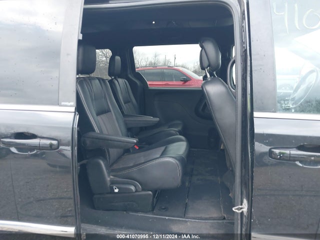 2C4RC1HGXER178145 Chrysler Town & Country S
