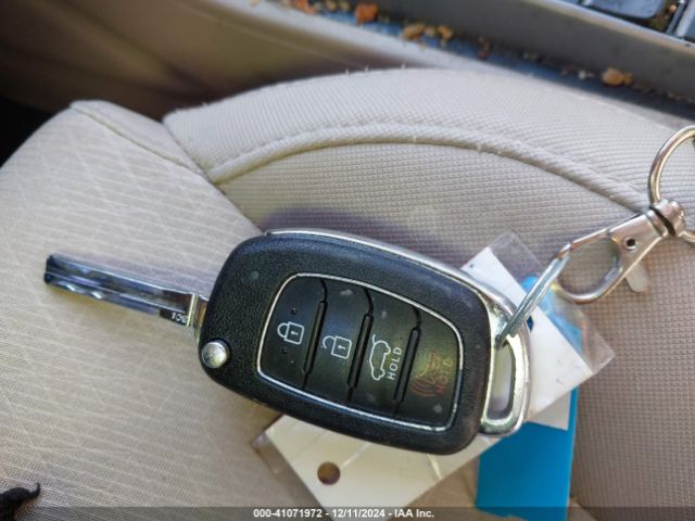 KM8J33A40HU402826 Hyundai TUCSON SE