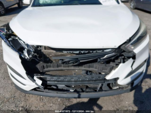 KM8J33A40HU402826 Hyundai TUCSON SE