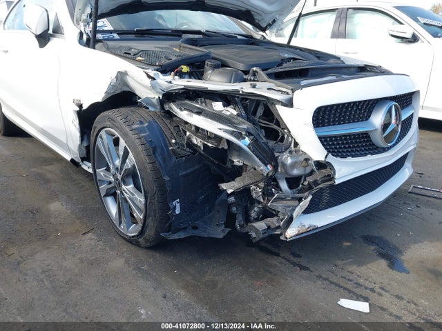 WDDWJ8DB1KF928052 Mercedes-Benz C 300