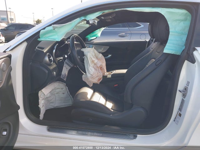 WDDWJ8DB1KF928052 Mercedes-Benz C 300