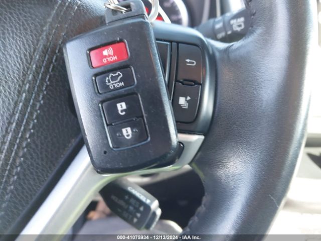 5TDKZRFHXJS528577 Toyota Highlander Se