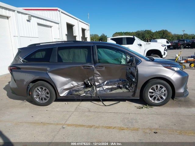 Toyota SIENNA LE 2023 5TDKRKEC0PS168175 Image 13