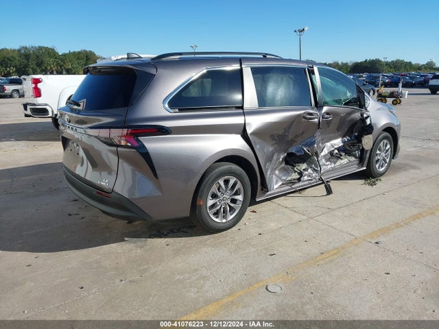 5TDKRKEC0PS168175 Toyota SIENNA LE