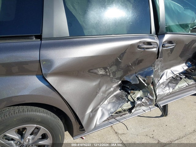 5TDKRKEC0PS168175 Toyota SIENNA LE