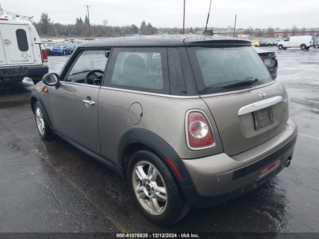 2011 MINI COOPER WMWSU3C5XBT251886 Photo 2