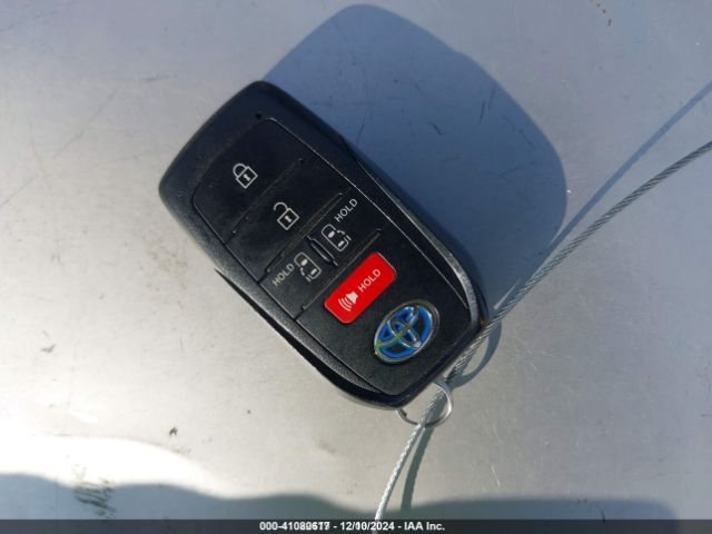 5TDKRKEC1NS098151 Toyota SIENNA LE