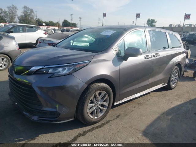 5TDKRKEC1NS098151 Toyota SIENNA LE