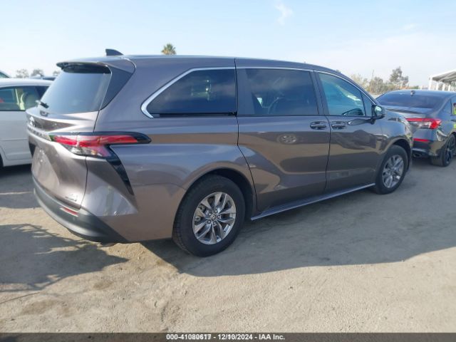 5TDKRKEC1NS098151 Toyota SIENNA LE