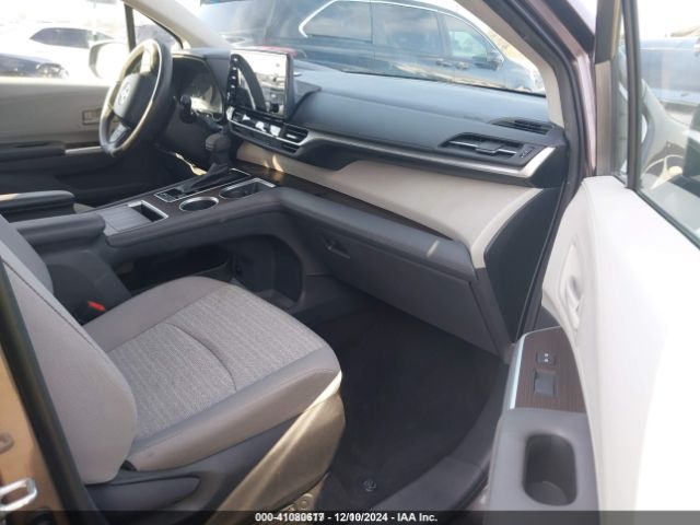 5TDKRKEC1NS098151 Toyota SIENNA LE