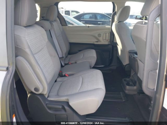 5TDKRKEC1NS098151 Toyota SIENNA LE
