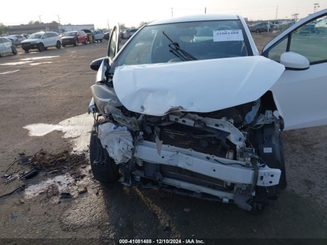 VNKJTUD38FA016156 Toyota YARIS LE
